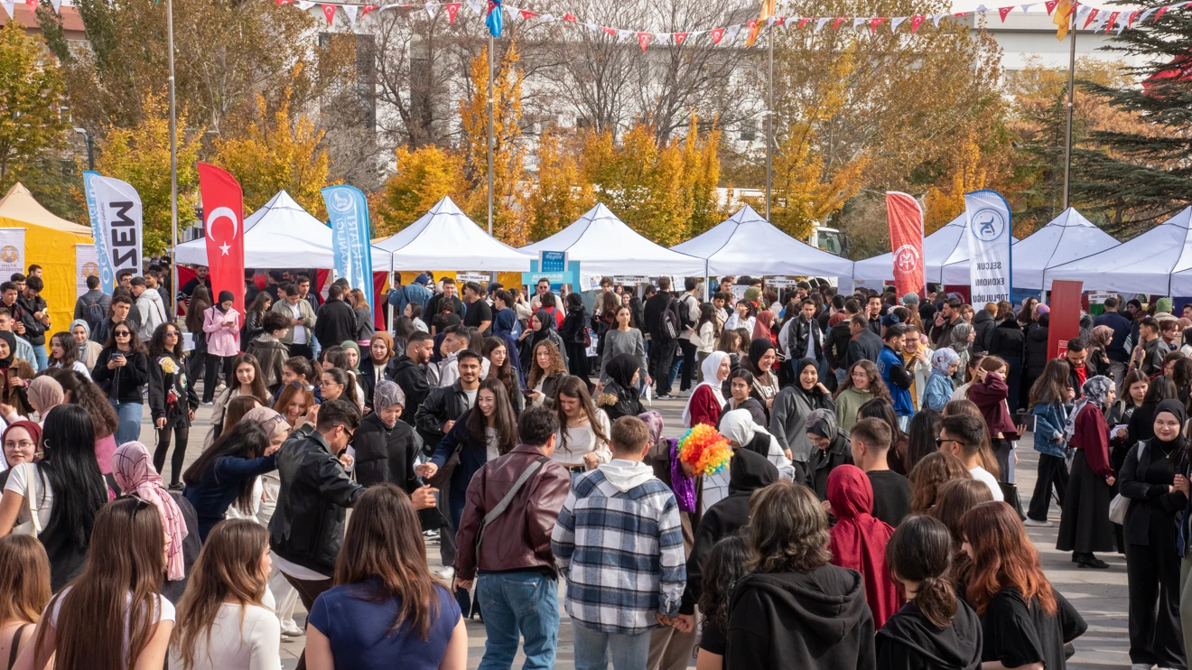 Selçuk Üniversitesinde Tanışma Şenliği renkli görüntülerle sona erdi